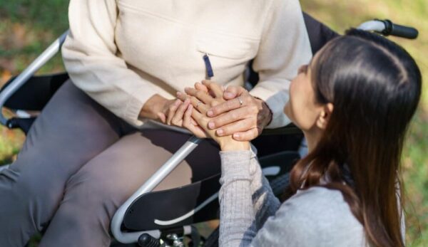 cosa prevede legge 104 assistenza genitori anziani